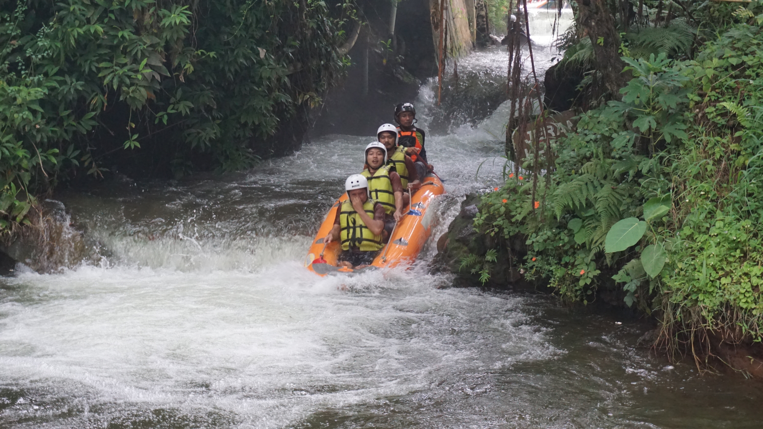 Rafting Ciater Pacu Terus Adrenalin